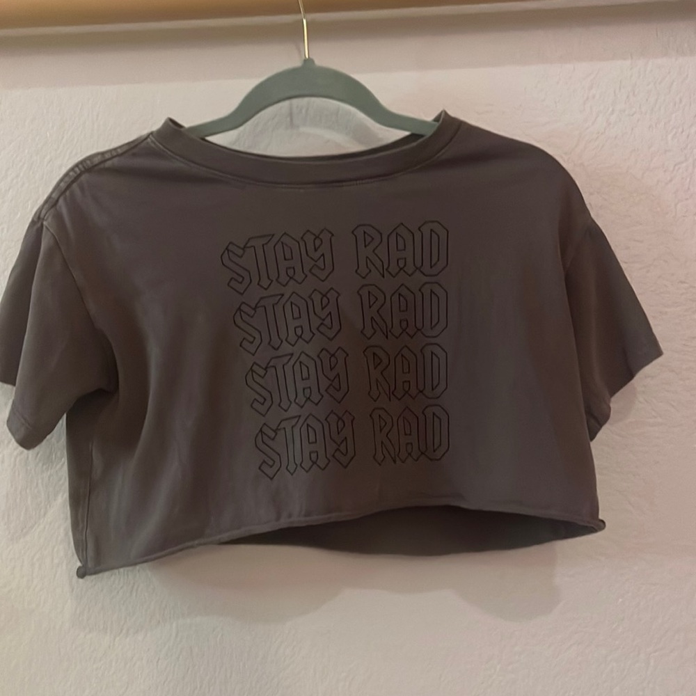 🪩 Cropped flowy “Stay rad” shirt XS brownish grey color